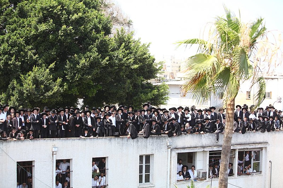 אחר מיטת ראש-הישיבה: ההמונים צעדו ומיררו בבכי