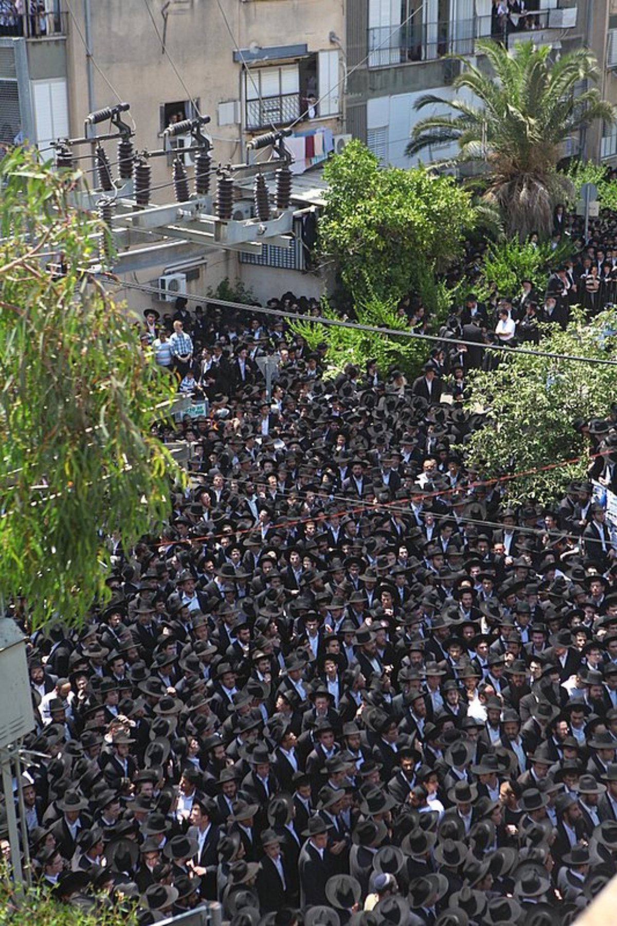 אחר מיטת ראש-הישיבה: ההמונים צעדו ומיררו בבכי