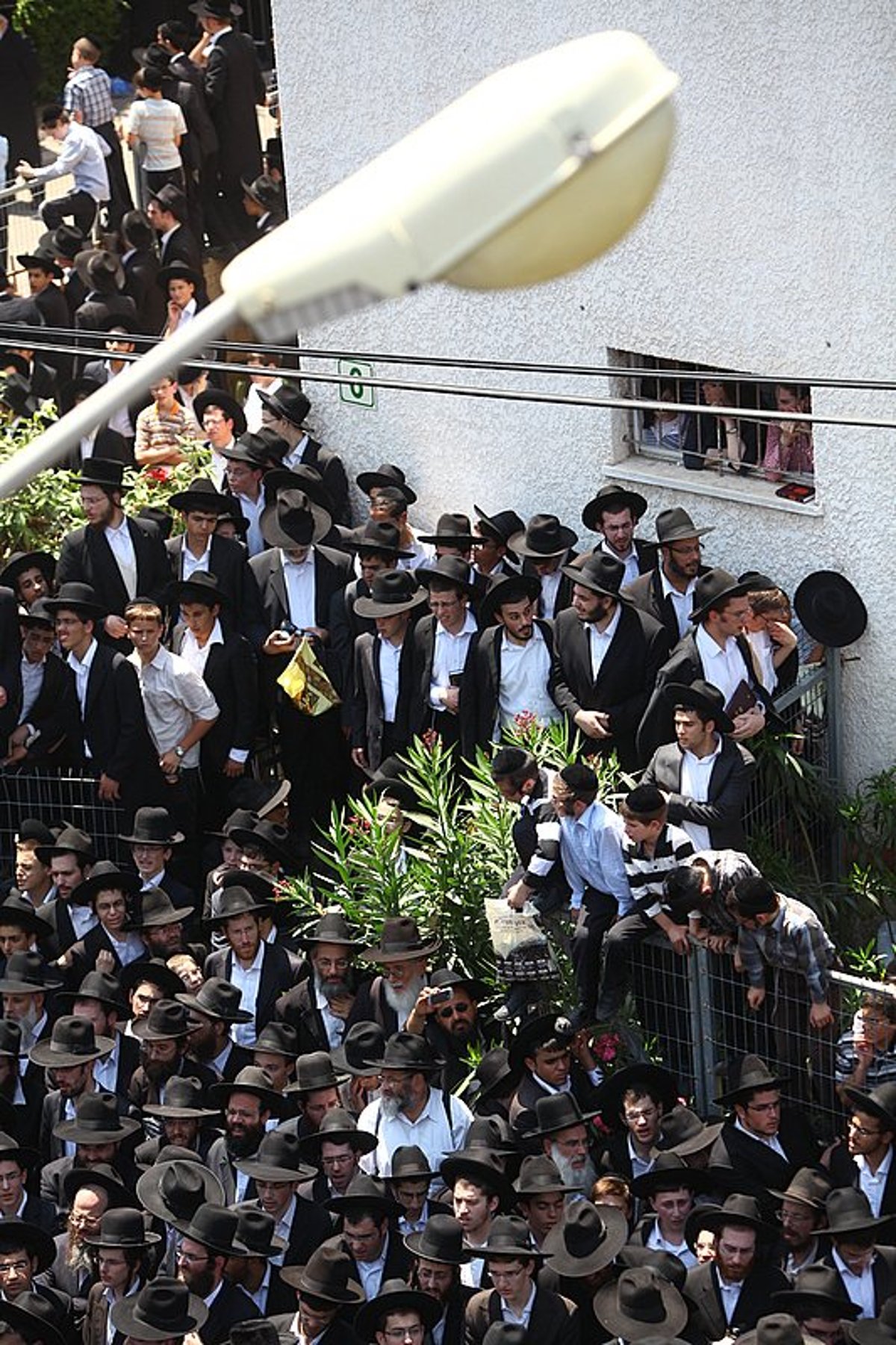 אחר מיטת ראש-הישיבה: ההמונים צעדו ומיררו בבכי