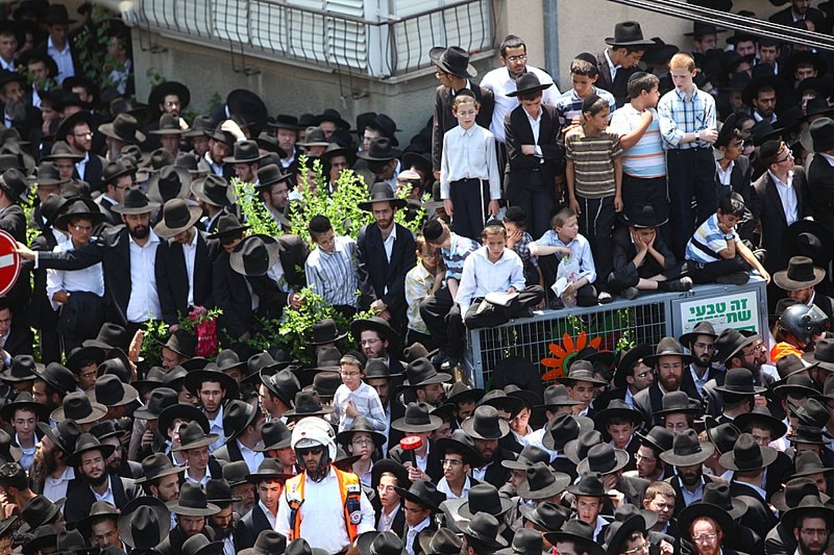 אחר מיטת ראש-הישיבה: ההמונים צעדו ומיררו בבכי