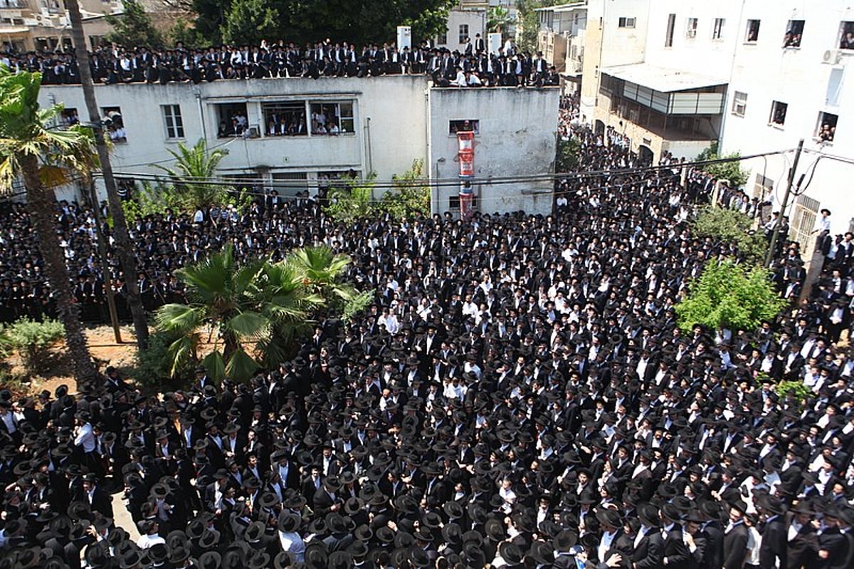 אחר מיטת ראש-הישיבה: ההמונים צעדו ומיררו בבכי