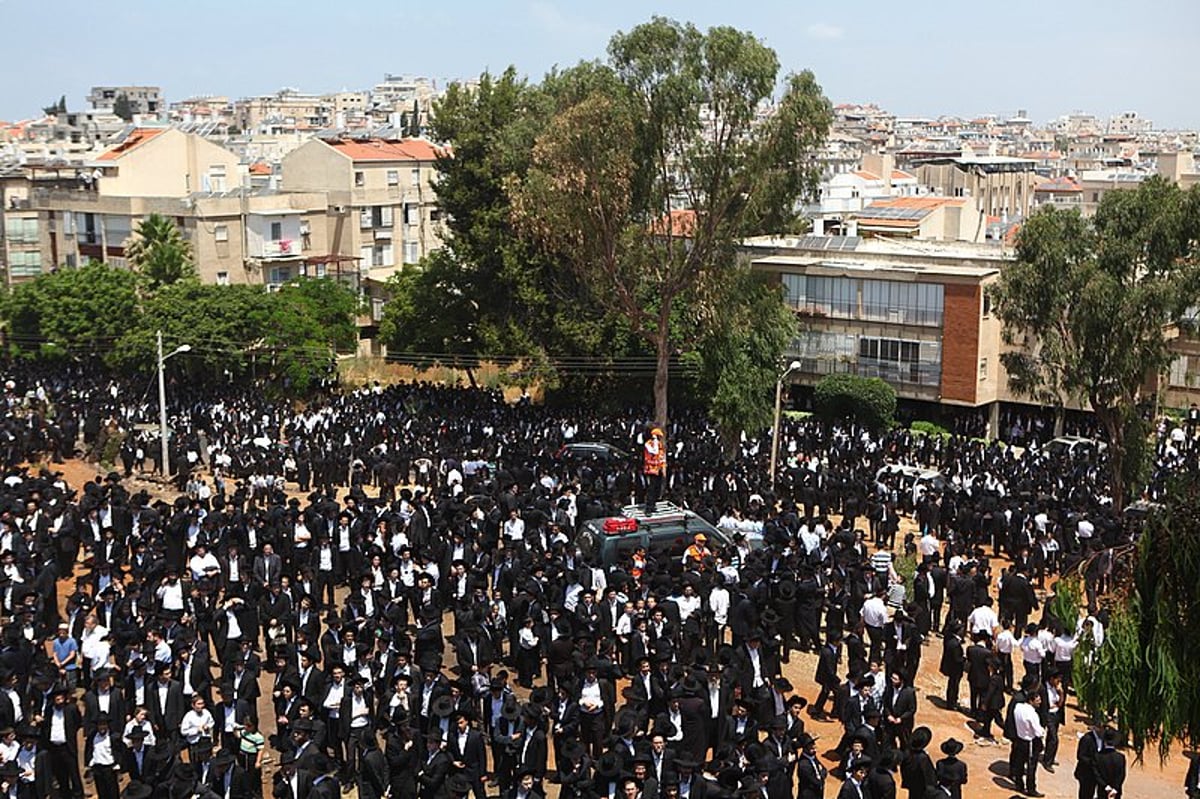 אחר מיטת ראש-הישיבה: ההמונים צעדו ומיררו בבכי