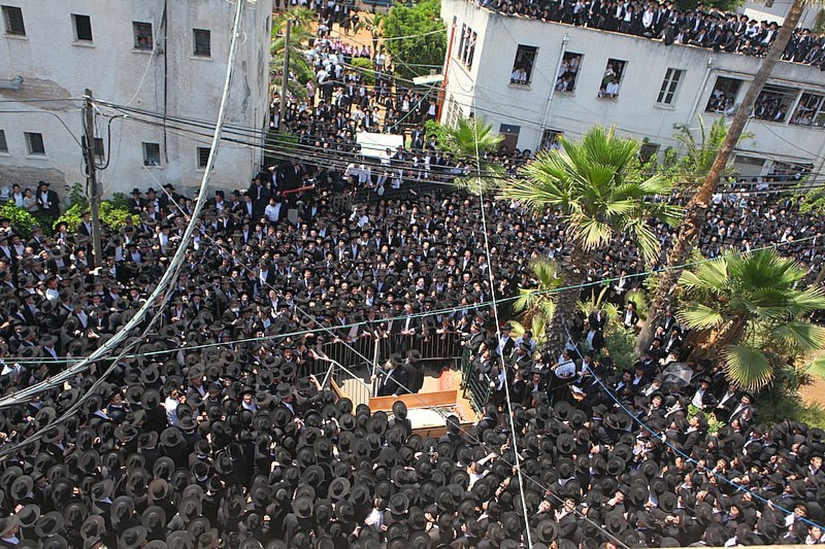 אחר מיטת ראש-הישיבה: ההמונים צעדו ומיררו בבכי