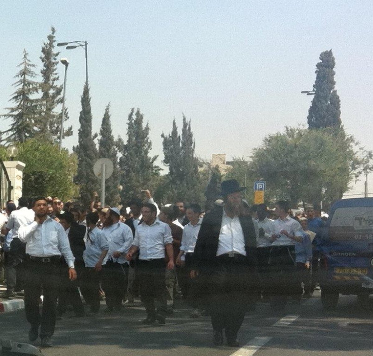 אחרי המעצר המביש: תלמידי הרב יעקב יוסף במפגן תמיכה