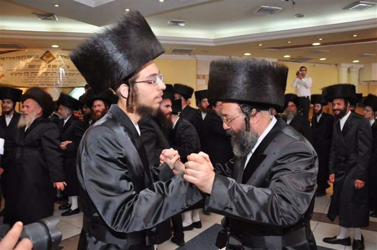 צפו: האדמו"ר מויז'ניץ בשמחת המשב"ק