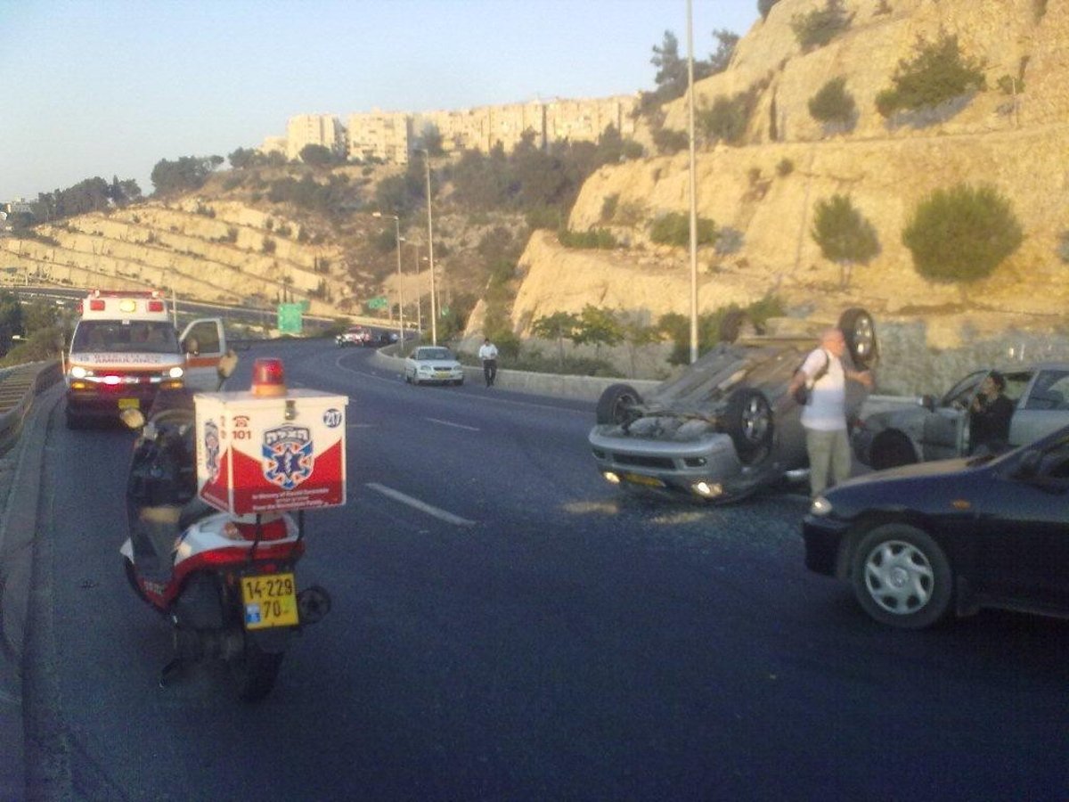 עשרה נפגעים בתאונת שרשרת בירושלים