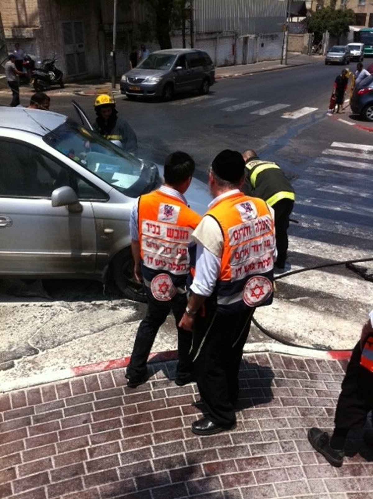 בני-ברק: נוסעים ניצלו רגעים לפני שהרכב עלה באש