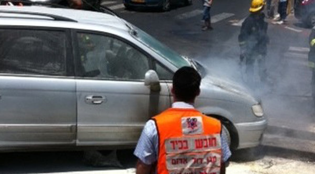 בני-ברק: נוסעים ניצלו רגעים לפני שהרכב עלה באש