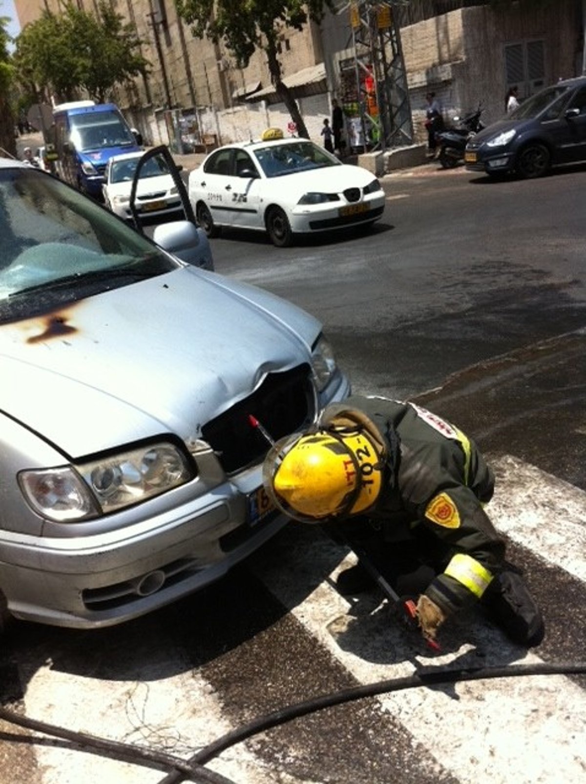 בני-ברק: נוסעים ניצלו רגעים לפני שהרכב עלה באש