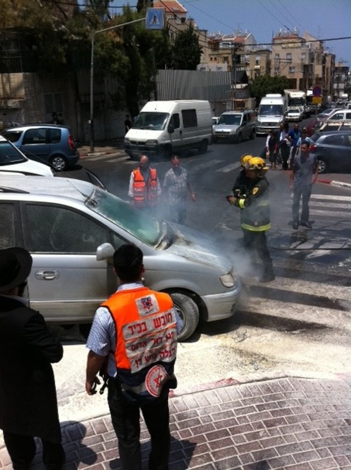 בני-ברק: נוסעים ניצלו רגעים לפני שהרכב עלה באש