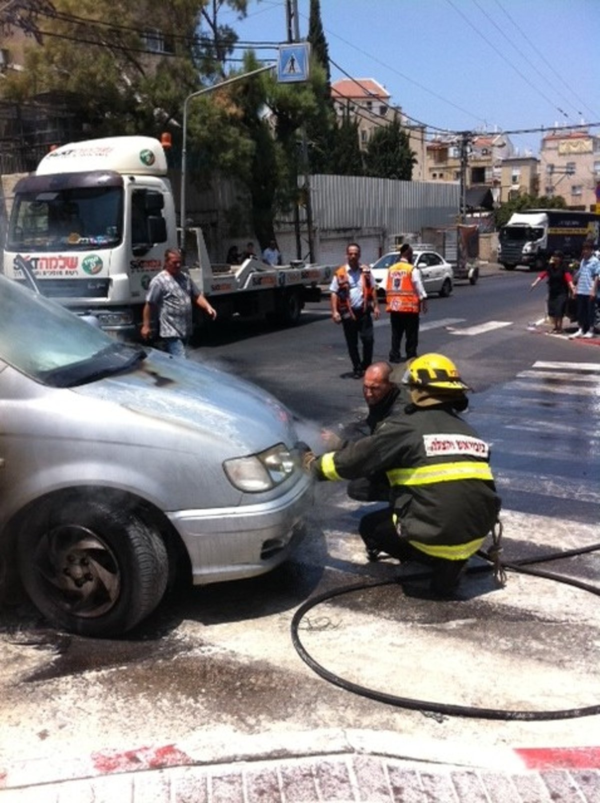 בני-ברק: נוסעים ניצלו רגעים לפני שהרכב עלה באש