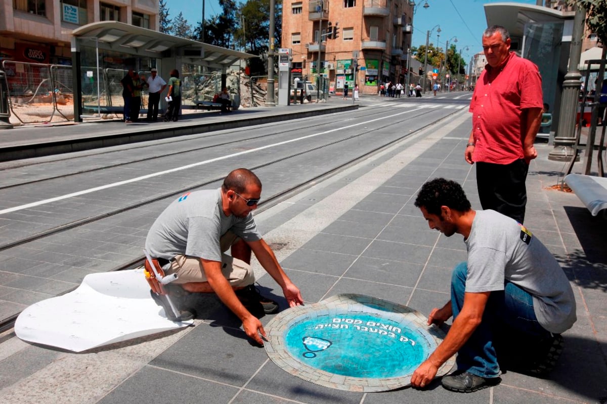 לקראת הרכבת הקלה: שלטי אזהרה בתלת מימד