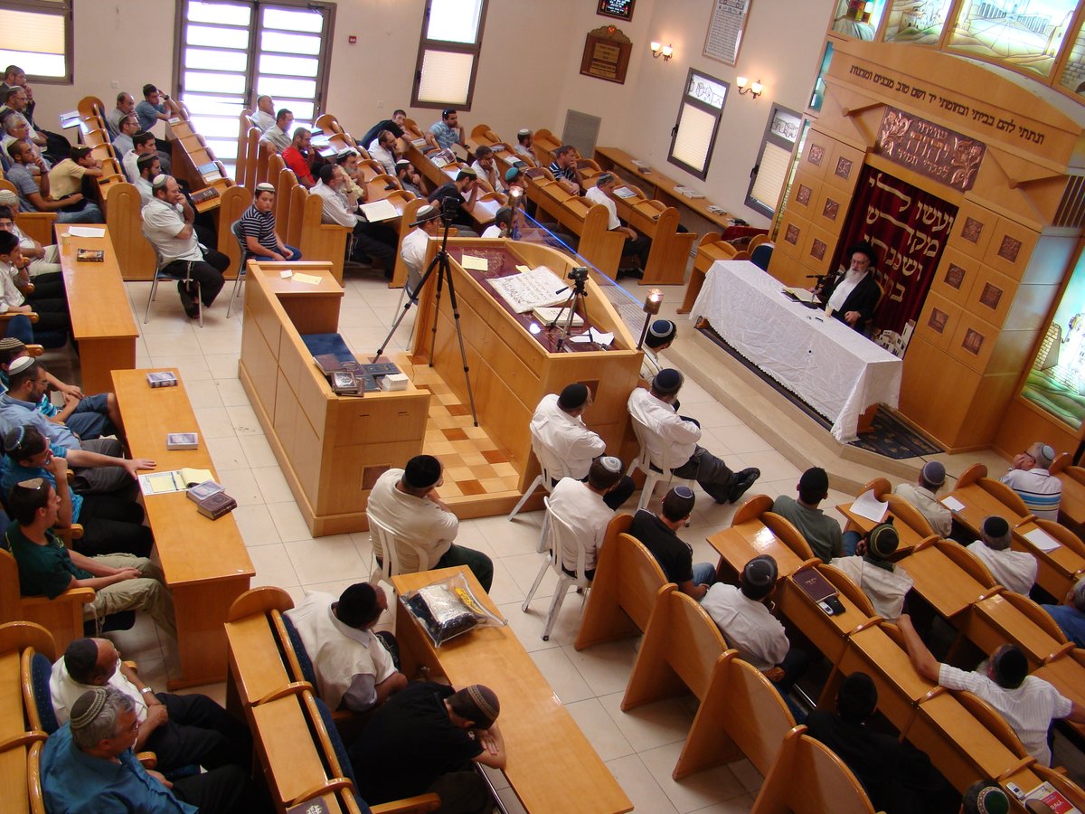 בלעדי: הרב עובדיה יוסף על קבר הרבנית