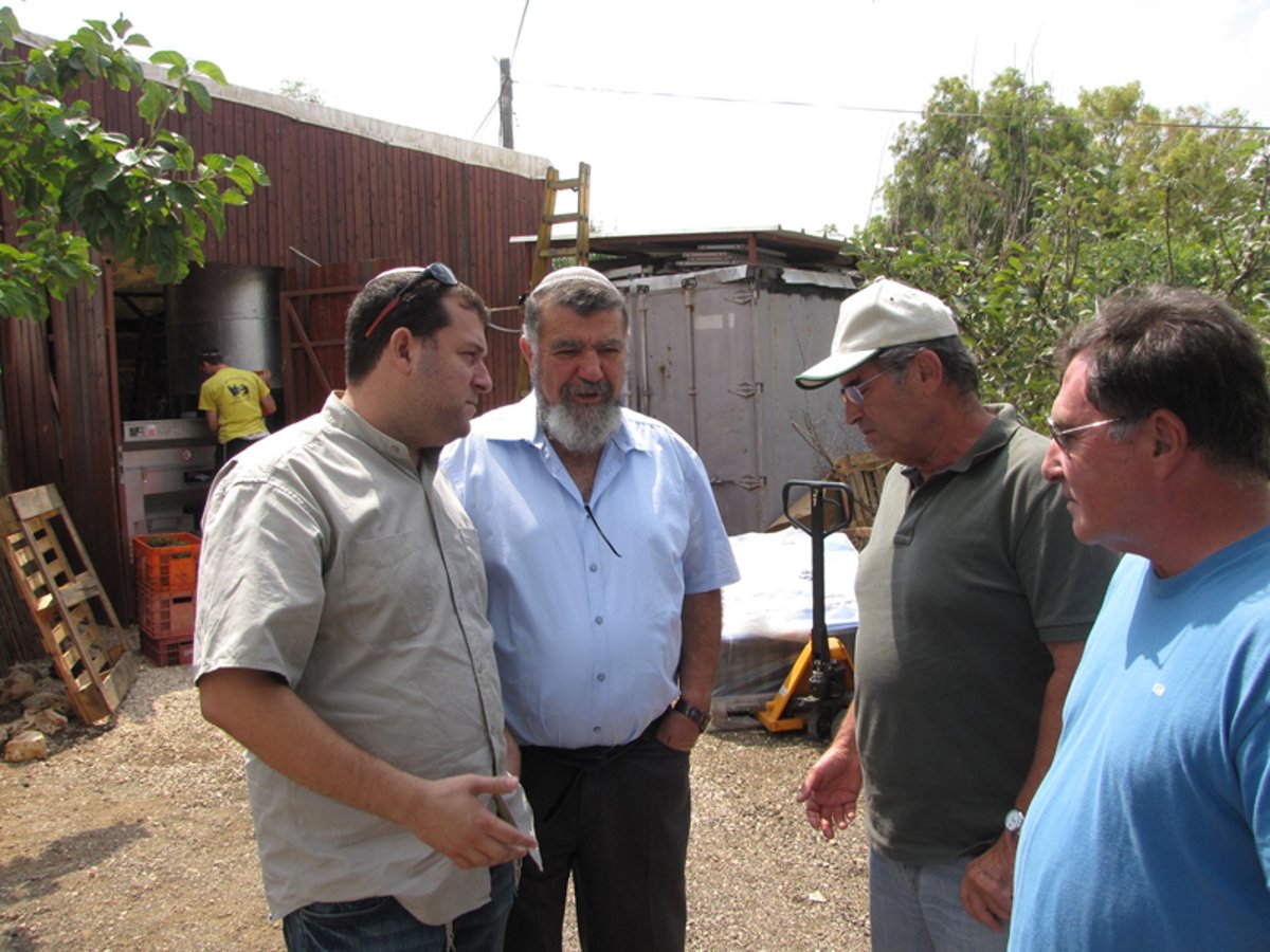 אורח בהתנחלויות: ראש המוסד לשעבר שבתי שביט