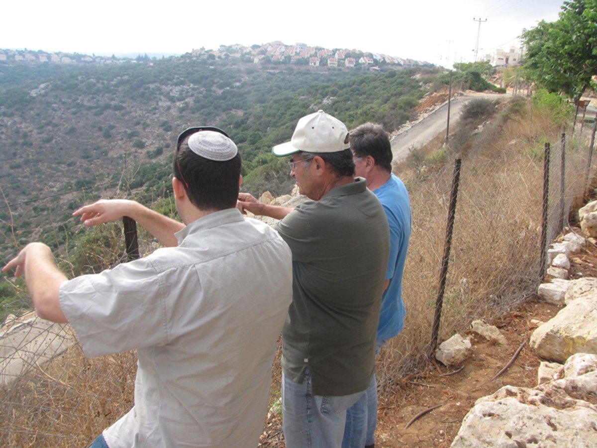 אורח בהתנחלויות: ראש המוסד לשעבר שבתי שביט