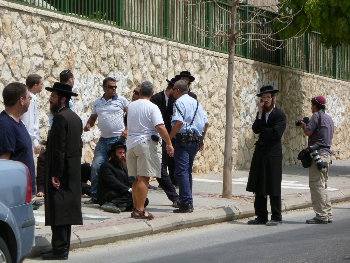 המאבק מחריף: הקנאים יידו אבנים, ילד נפצע