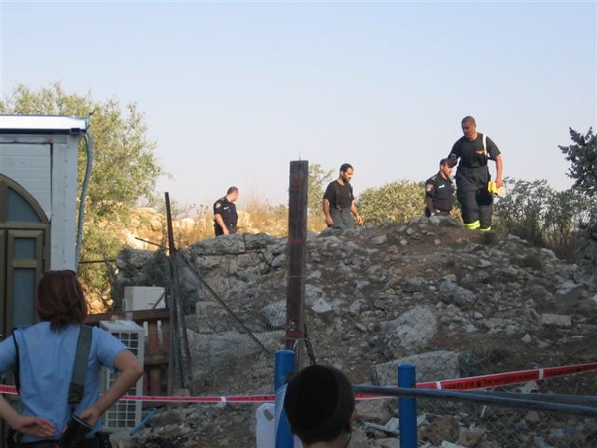 בית-כנסת ברמות הוצת, אברך זינק אל האש והציל ספרי קודש