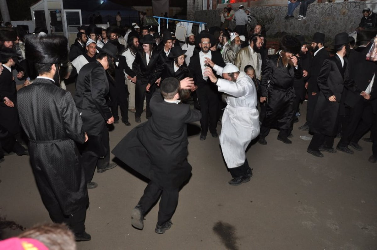 מוצאי החג באומן: ריקוד של פעם בשנה