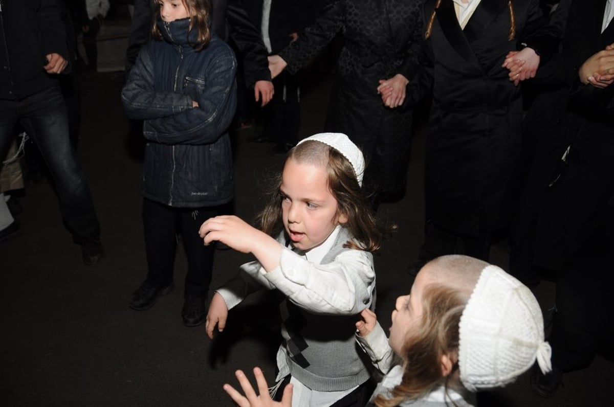 מוצאי החג באומן: ריקוד של פעם בשנה