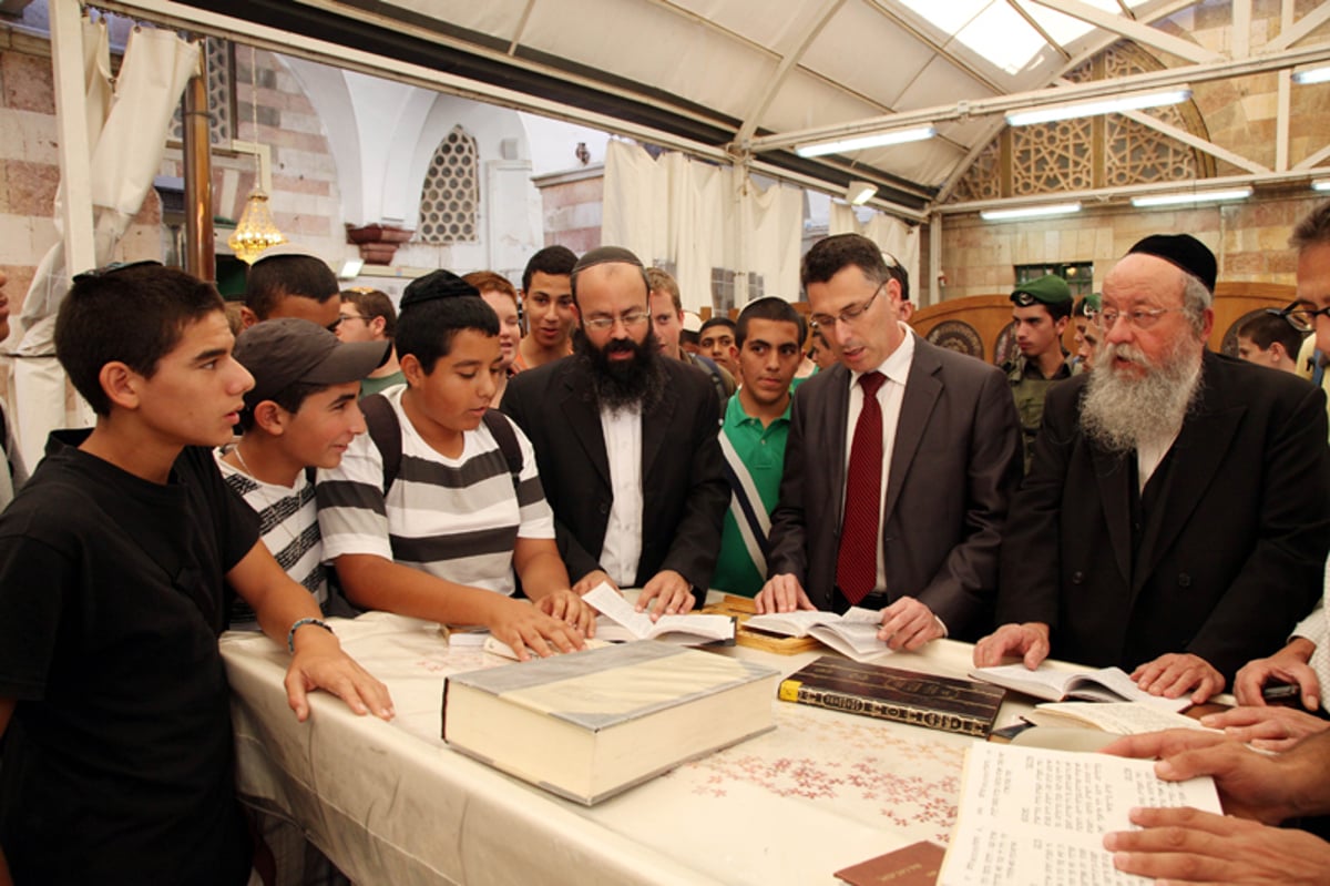 למעלה מ- 100,000 מבקרים במערת המכפלה בימי הסליחות