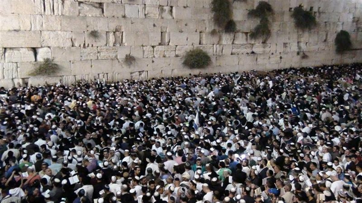 תפילה שבוקעת רקיעים: הגר"ע יוסף ורבבות ב'סליחות' בכותל