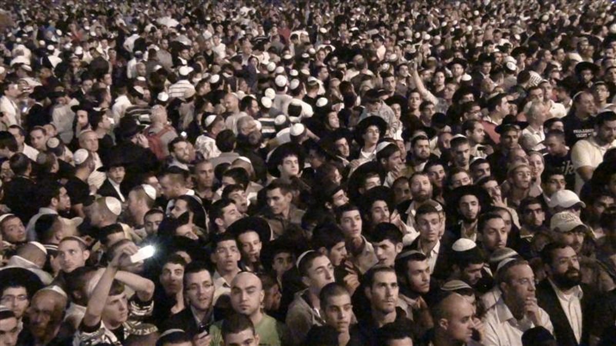 תפילה שבוקעת רקיעים: הגר"ע יוסף ורבבות ב'סליחות' בכותל