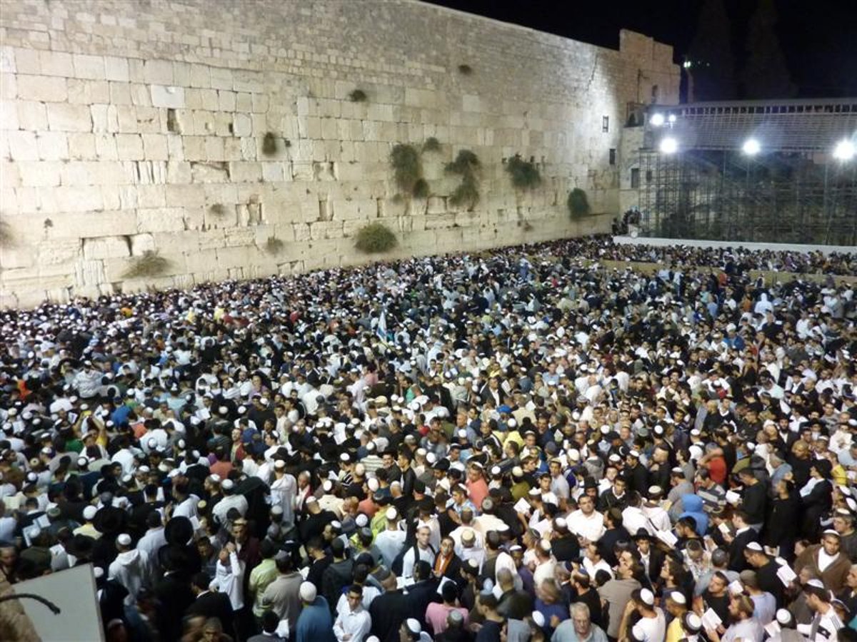 תפילה שבוקעת רקיעים: הגר"ע יוסף ורבבות ב'סליחות' בכותל