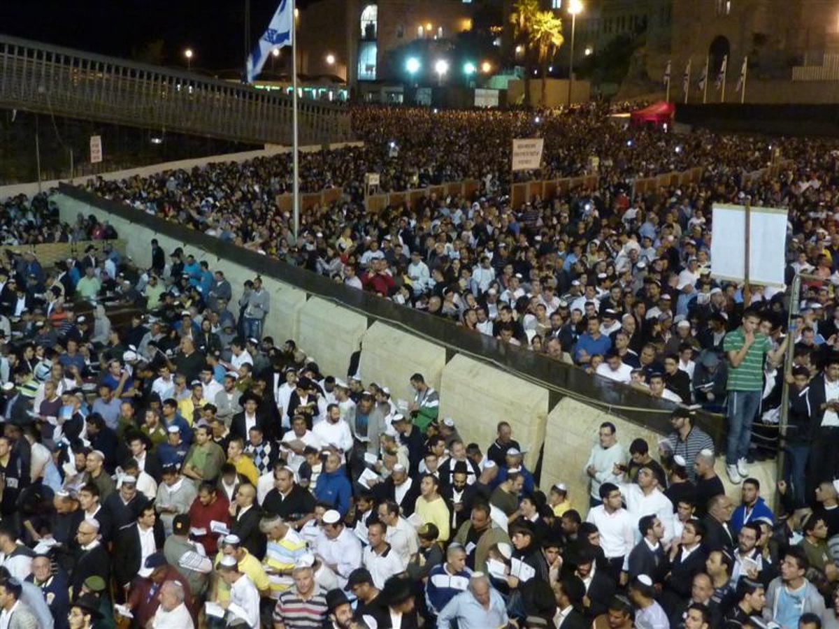 תפילה שבוקעת רקיעים: הגר"ע יוסף ורבבות ב'סליחות' בכותל