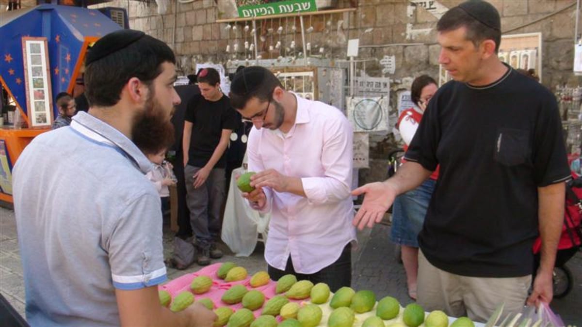 צפו: מה חיפשו קוראנים במאה שערים?