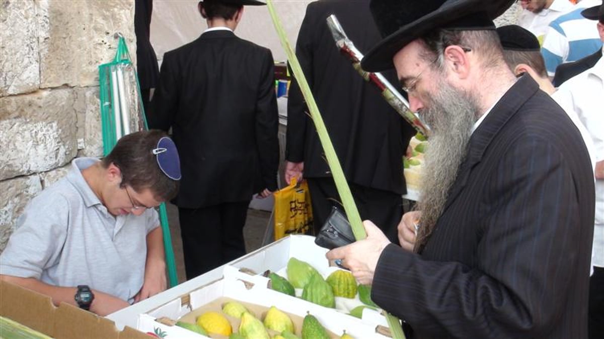 צפו: מה חיפשו קוראנים במאה שערים?