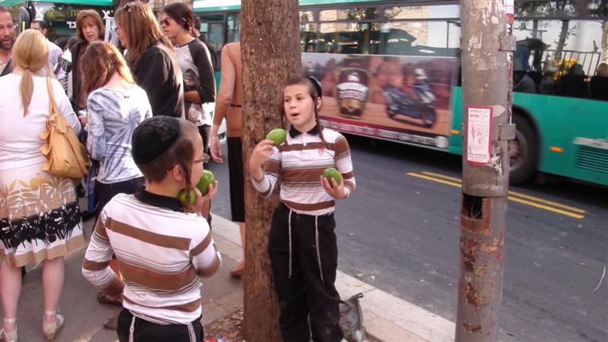 צפו: מה חיפשו קוראנים במאה שערים?