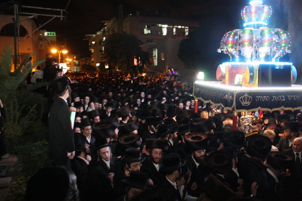 הכנסת ספרי התורה בויז'ניץ: רוקדים ובוכים