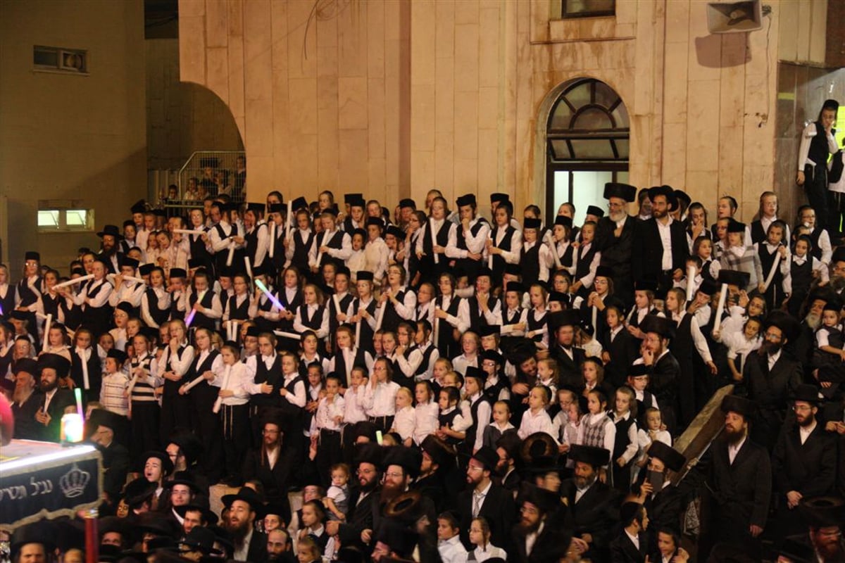 הכנסת ספרי התורה בויז'ניץ: רוקדים ובוכים