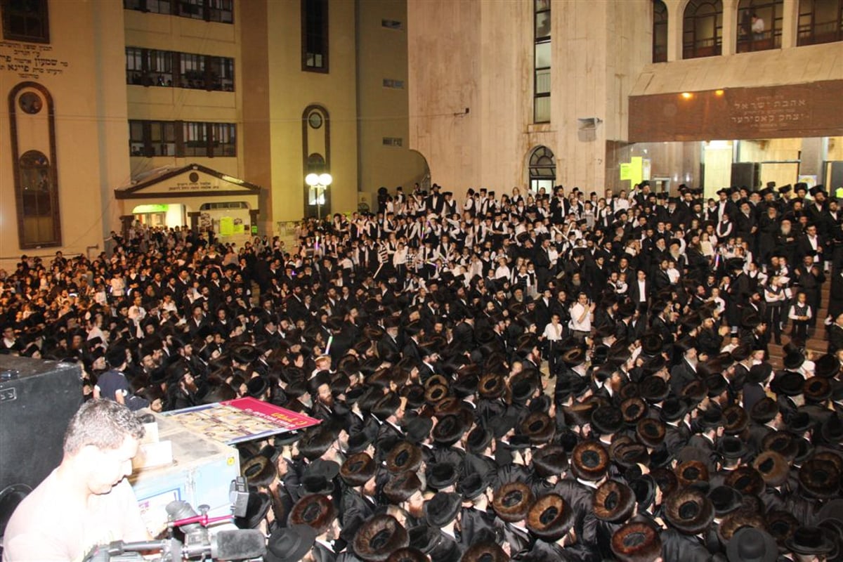 הכנסת ספרי התורה בויז'ניץ: רוקדים ובוכים