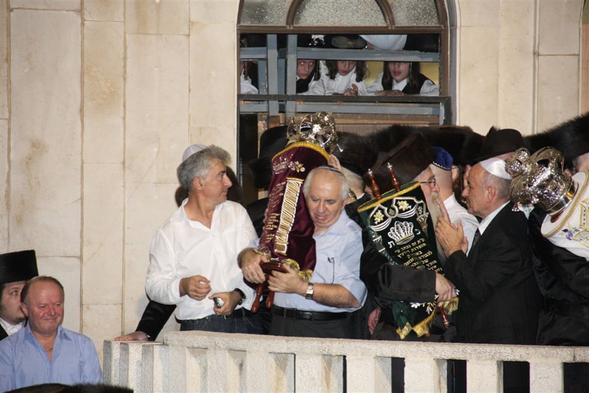 הכנסת ספרי התורה בויז'ניץ: רוקדים ובוכים