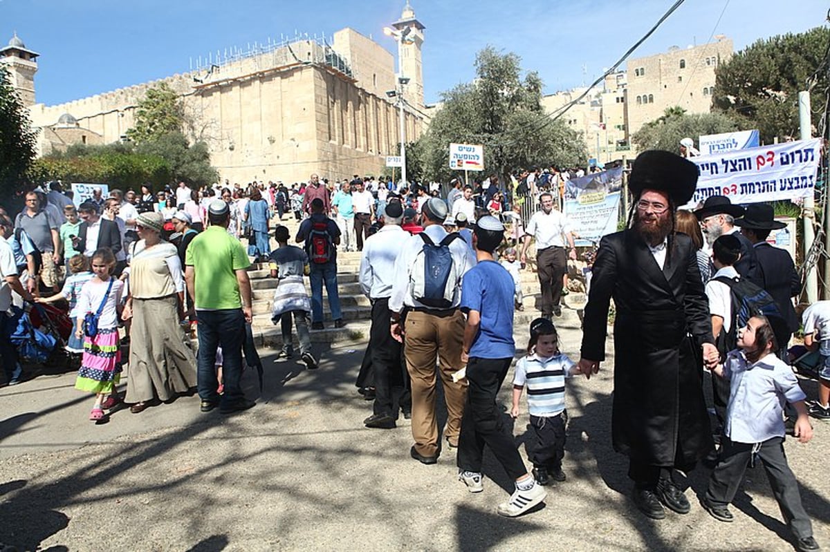 ימי חול המועד: רבבות חוגגים בעיר האבות חברון ● מרהיב