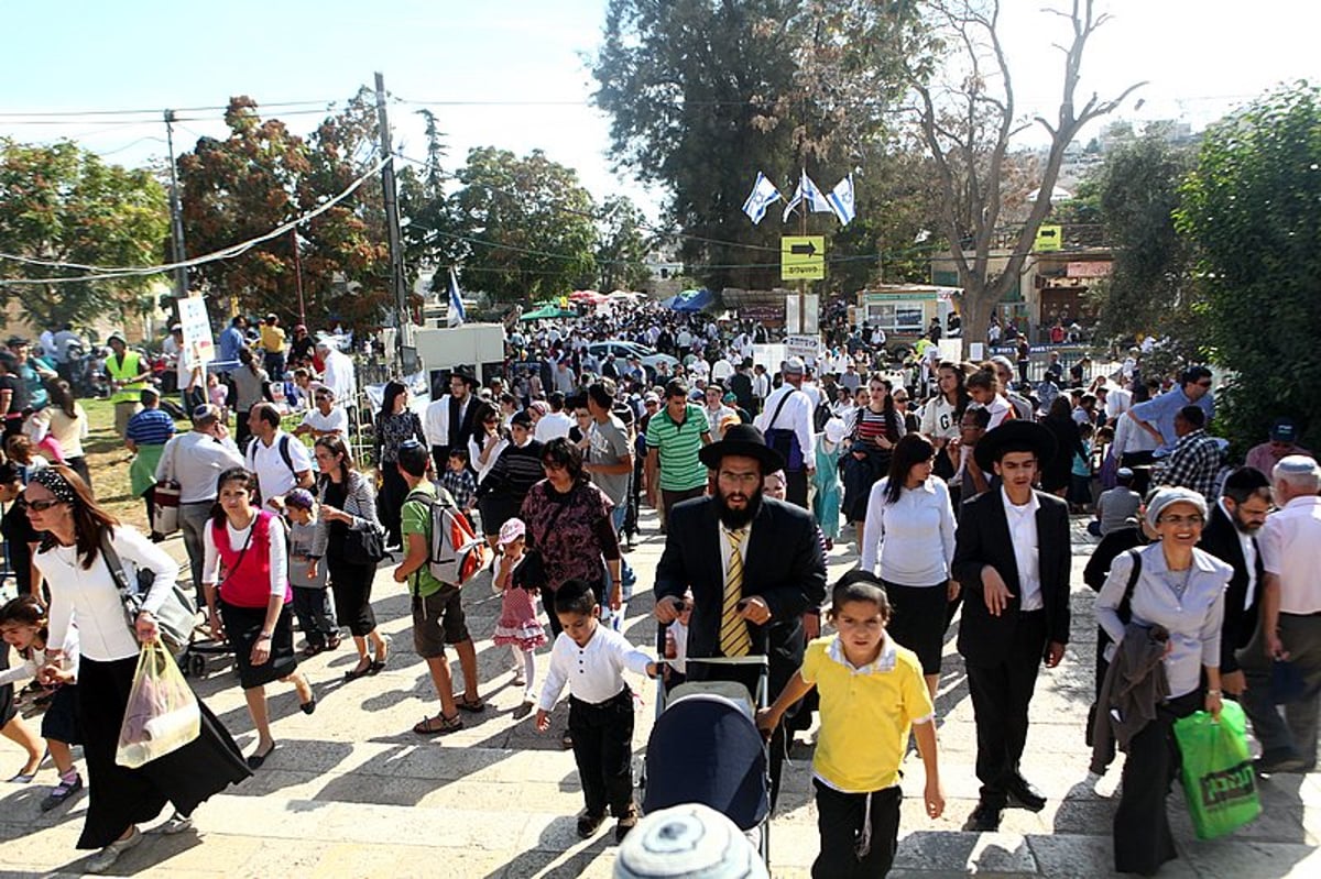 ימי חול המועד: רבבות חוגגים בעיר האבות חברון ● מרהיב