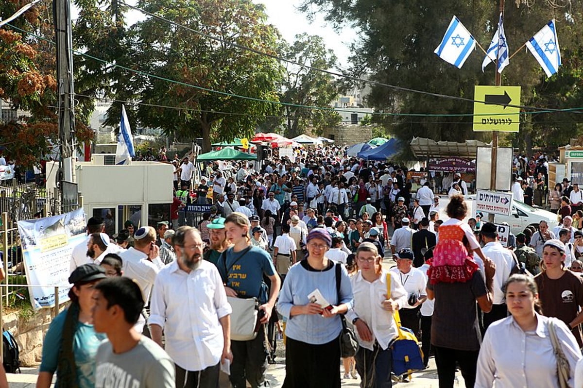 ימי חול המועד: רבבות חוגגים בעיר האבות חברון ● מרהיב