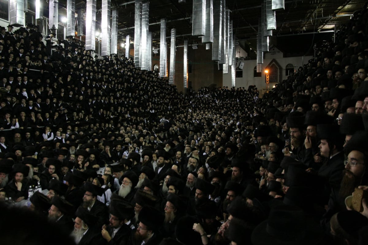 שמחה מיוחדת בחצר ויז'ניץ: האדמו"ר יצא ל'הקפות שניות'