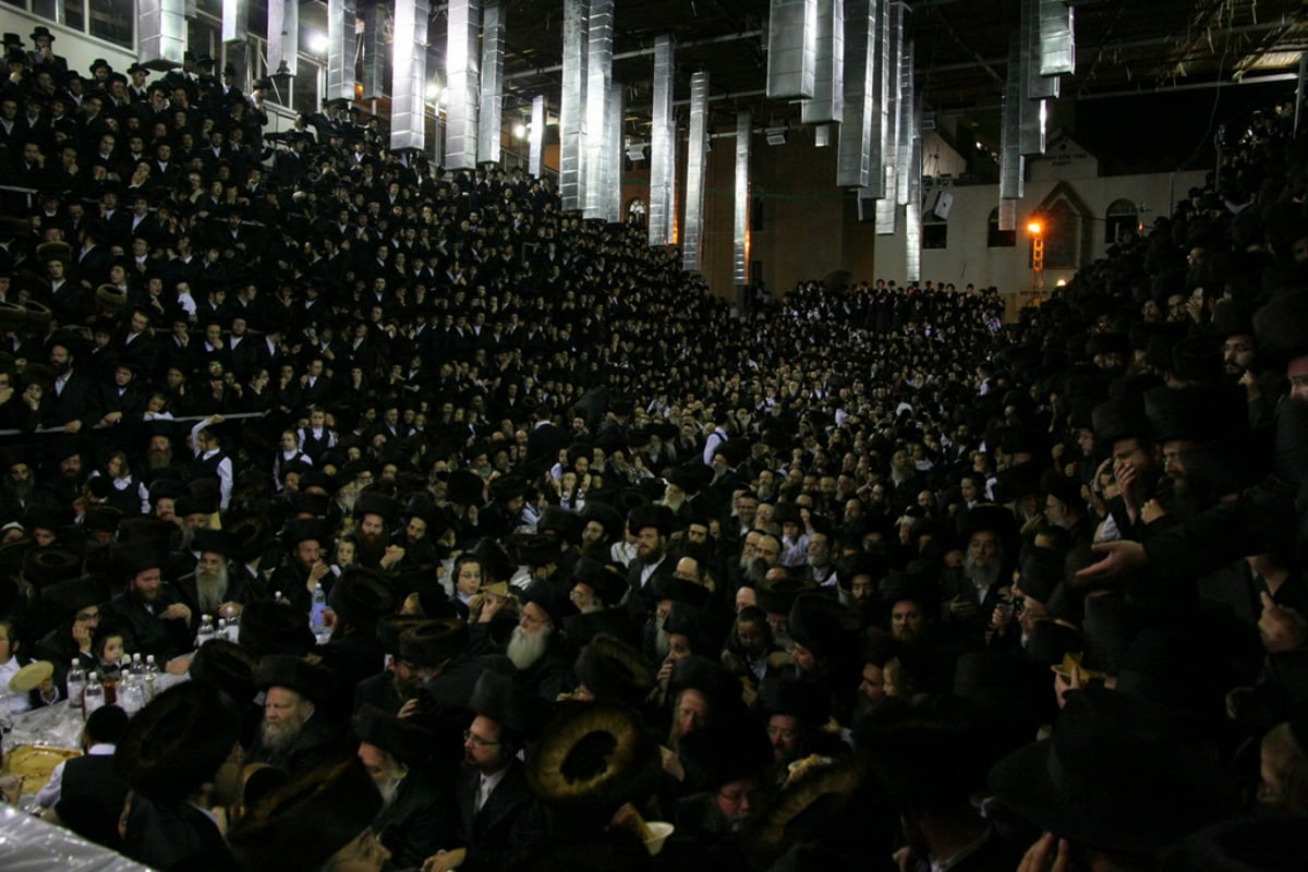 שמחה מיוחדת בחצר ויז'ניץ: האדמו"ר יצא ל'הקפות שניות'