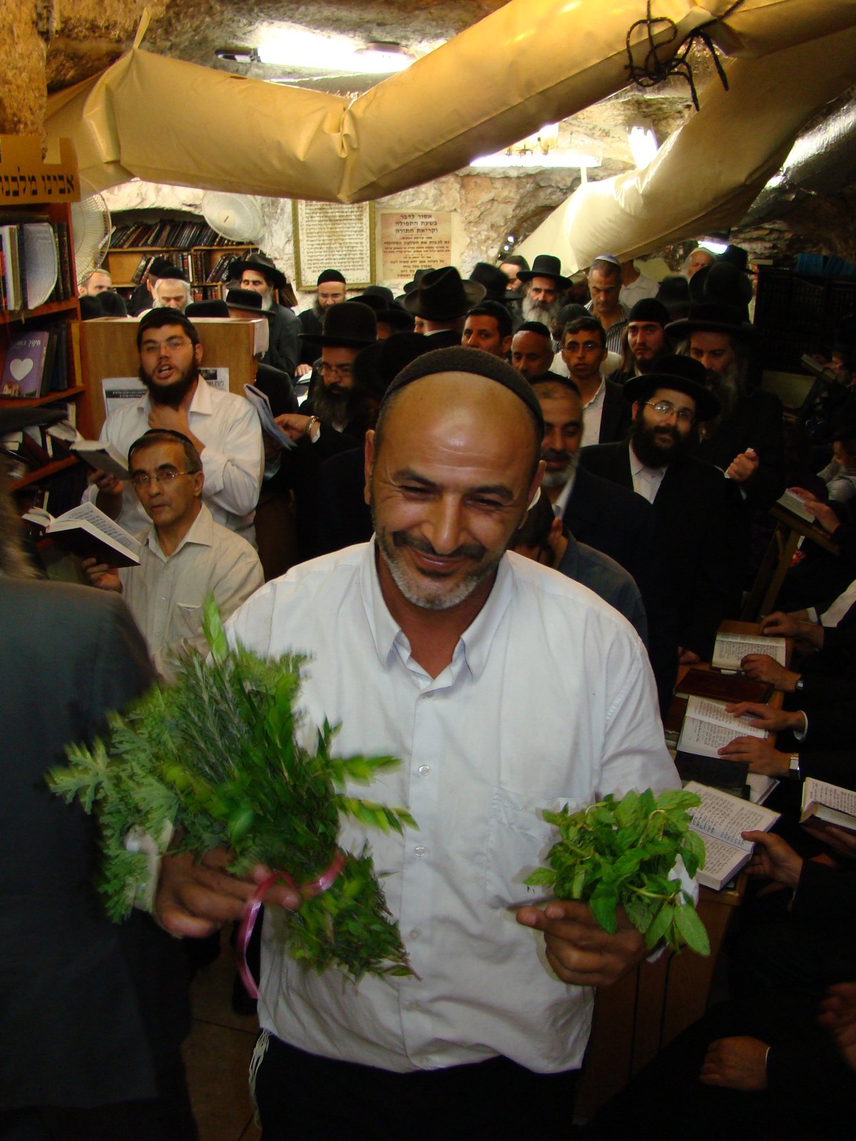 תחת אבטחת שיא: אלפים נוהרים לקבר שמעון הצדיק