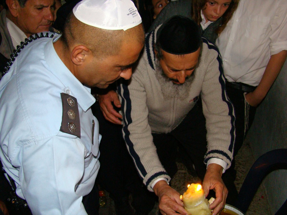 תחת אבטחת שיא: אלפים נוהרים לקבר שמעון הצדיק