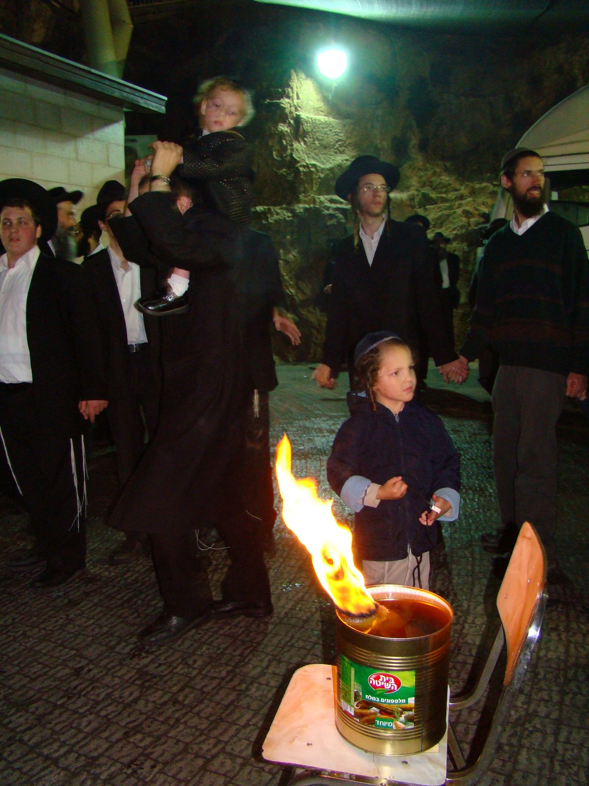 תחת אבטחת שיא: אלפים נוהרים לקבר שמעון הצדיק