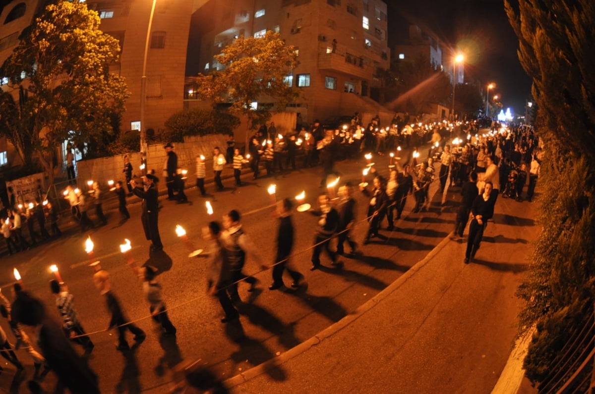 המונים בהכנסת ספר תורה לע"נ הבחור אליהו אברמן ז"ל