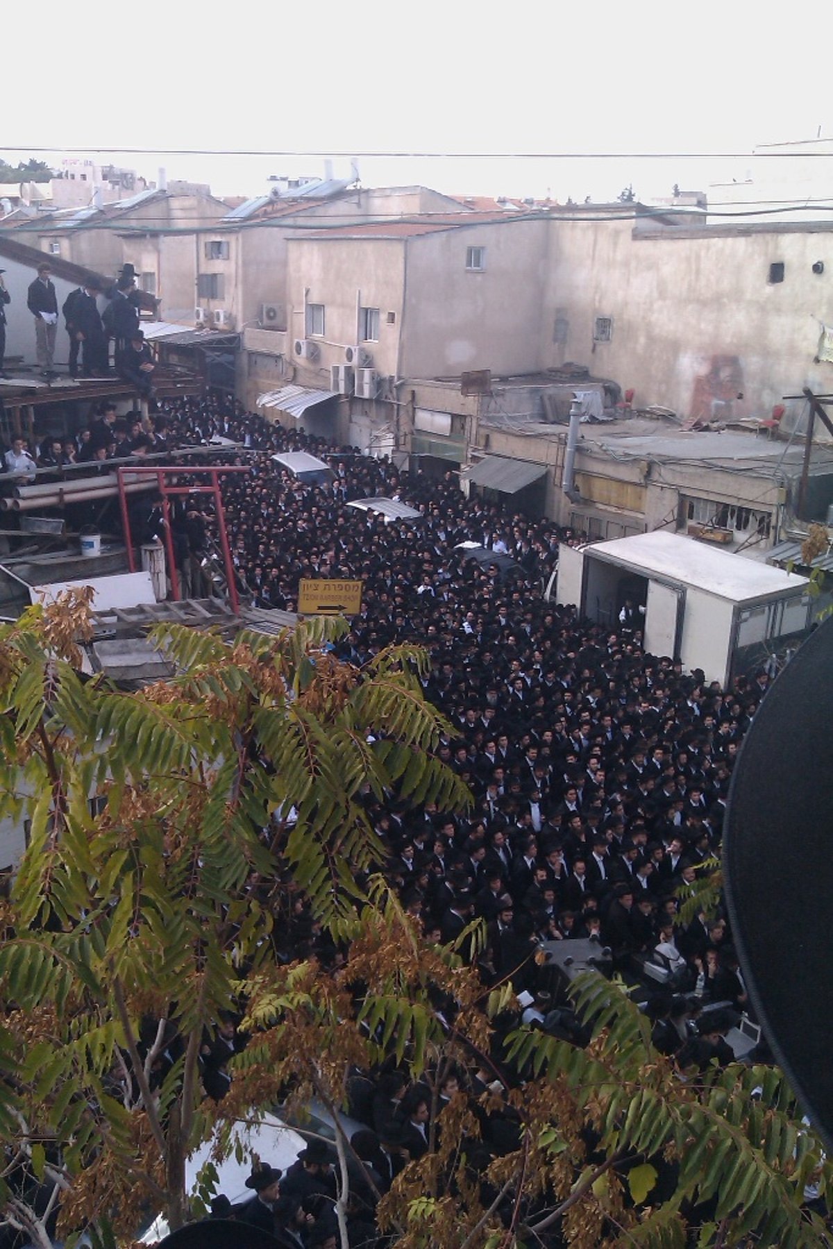 שבעה מספידים, עשרות אלפי אנשים, ומסע לוויה אחד