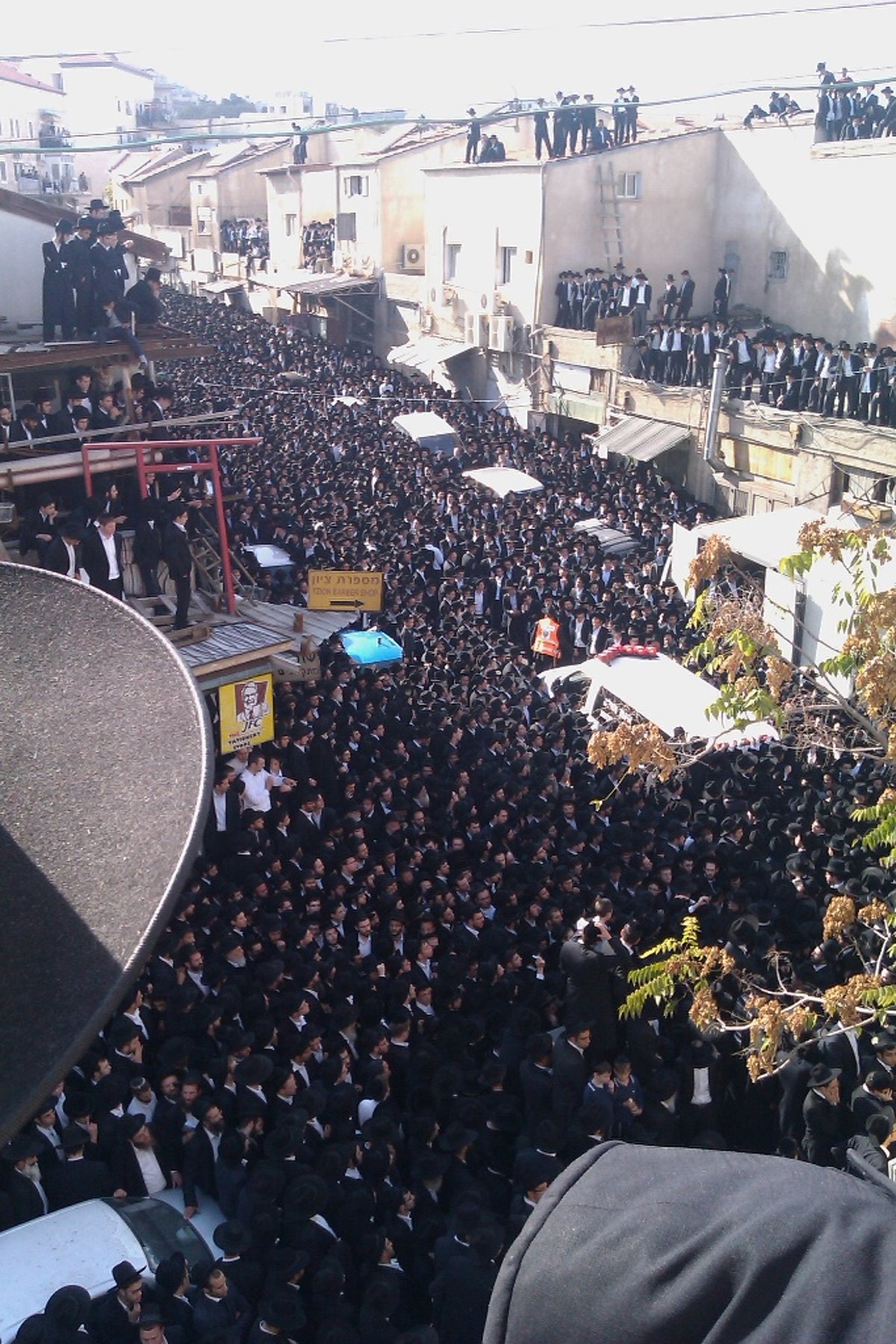 שבעה מספידים, עשרות אלפי אנשים, ומסע לוויה אחד