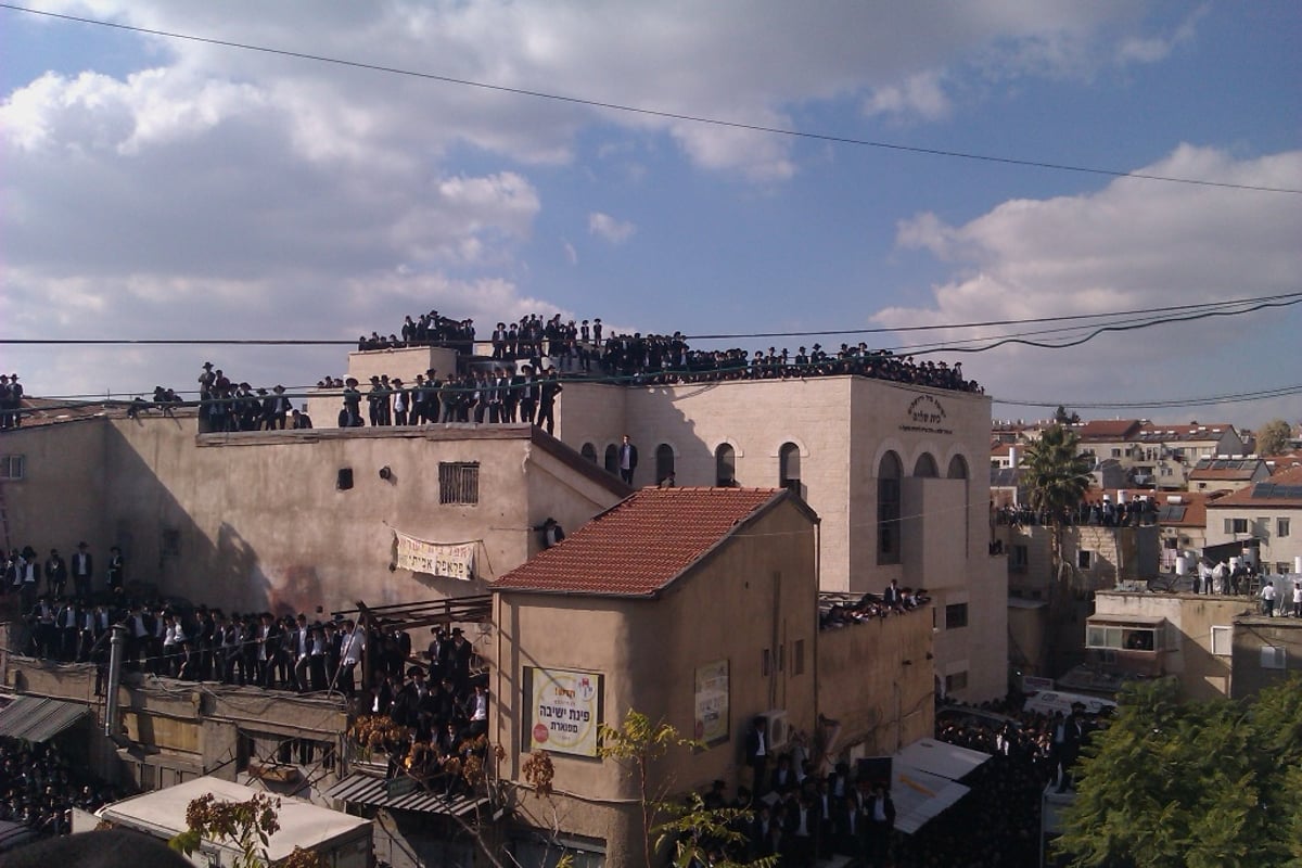 שבעה מספידים, עשרות אלפי אנשים, ומסע לוויה אחד