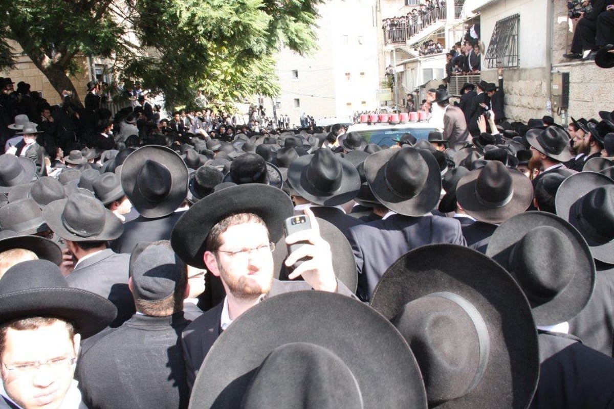 דרכי ציון אבלות: תיעוד ענק ממסע הלווית ראש ישיבת מיר