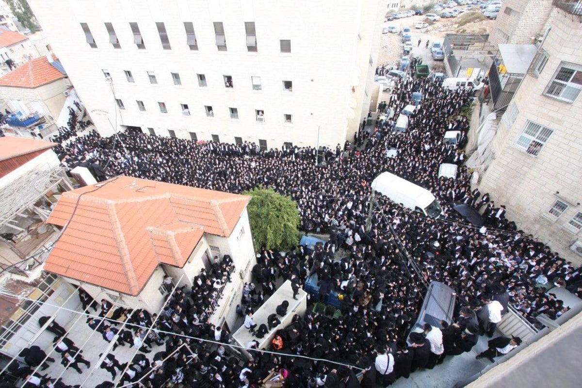 דרכי ציון אבלות: תיעוד ענק ממסע הלווית ראש ישיבת מיר