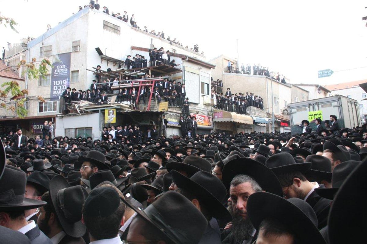 דרכי ציון אבלות: תיעוד ענק ממסע הלווית ראש ישיבת מיר